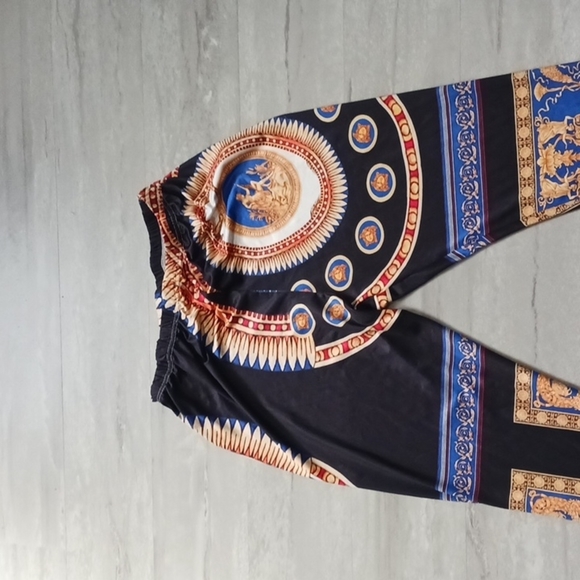 Women's Trendy Graphic Legging Size large. - Picture 4 of 13